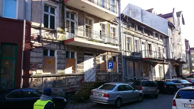 Elewacja frontowa poniemieckich kamienic przeznaczonych do rozbiórki przy ulicy Cichej