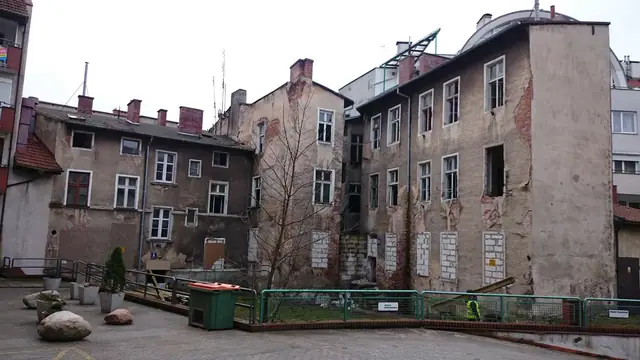 Podwórko między starymi kamienicami czekającymi na rozbiórkę w centrum Kołobrzegu