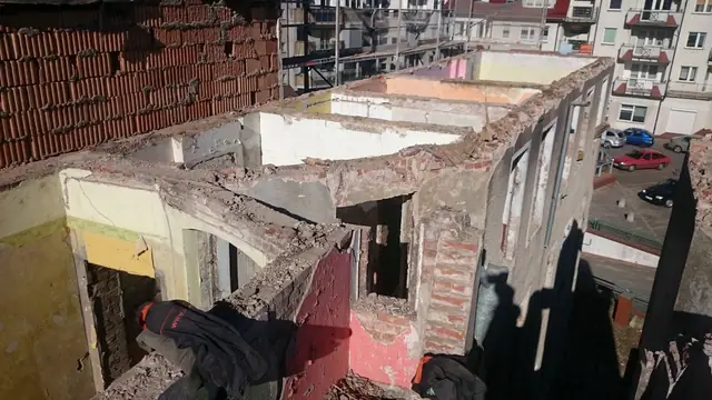Widok z lotu ptaka na częściowo rozebrane piętra i wnętrza kamienicy
