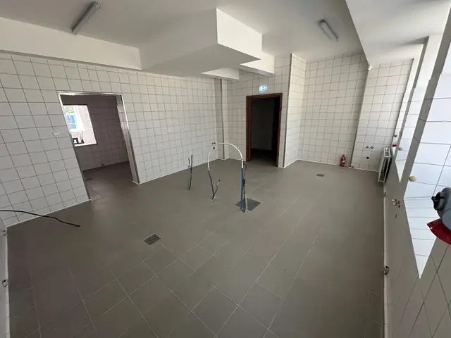 Wykafelkowane pomieszczenie techniczne z widoczną instalacją hydrauliczną czekającą na montaż
