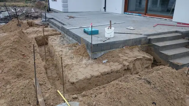 Szalunek i zbrojenie pod kolejny stopień tarasu ze schodami przy domu