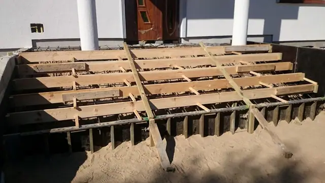 Zbrojony szalunek deskowy pod wylewkę betonową tarasu przy elewacji domu jednorodzinnego