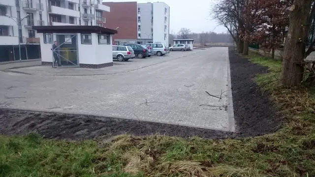 Gotowy parking z kostki brukowej przy pawilonie ze świeżo obsianym trawnikiem na ulicy Wielkopolskiej w Kołobrzegu