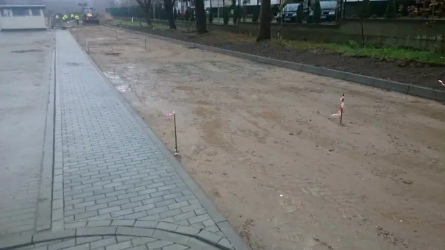 Nowo ułożony krawężnik przy rozkopanej drodze wewnętrznej na ulicy Wielkopolskiej w Kołobrzegu