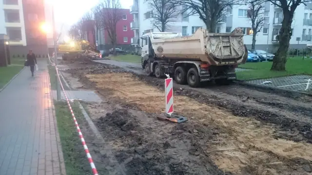 Samochód ciężarowy na rozkopanej drodze wieczorem podczas przebudowy ulicy Wielkopolskiej w Kołobrzegu