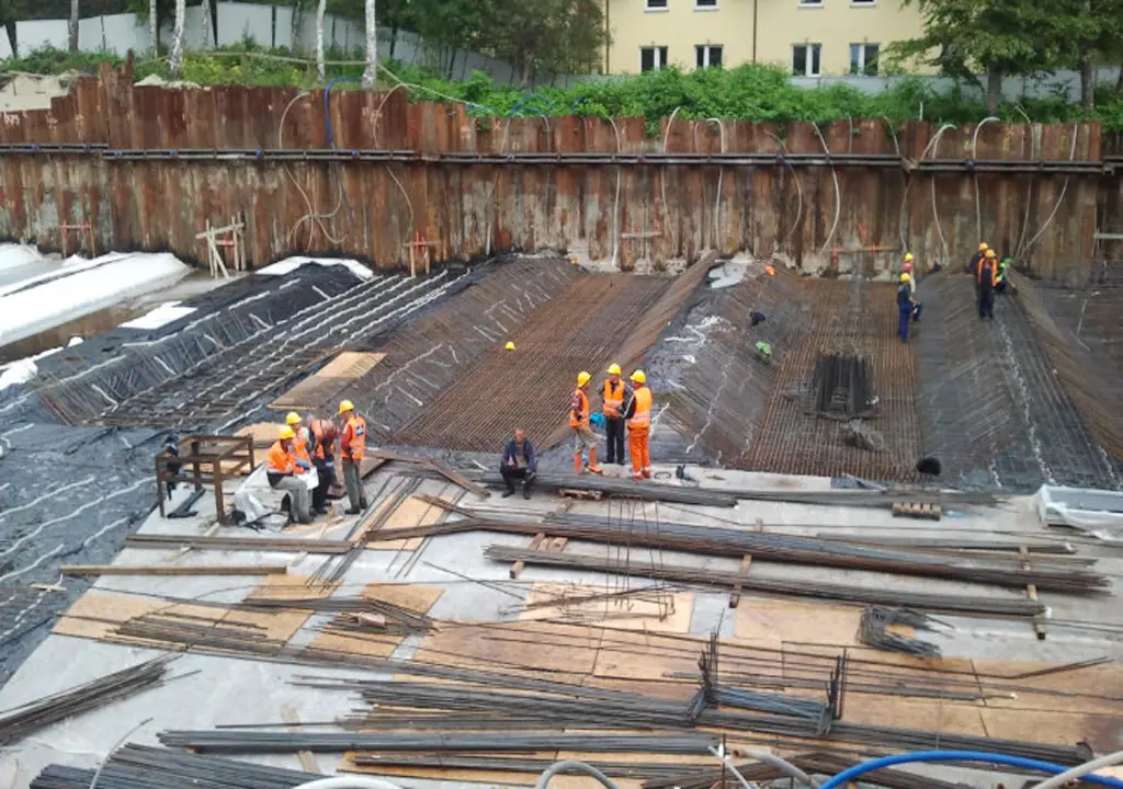 Głęboki wykop z szalunkiem berlińskim i zbrojeniem pod fundamenty Hotelu Dune w Mielnie