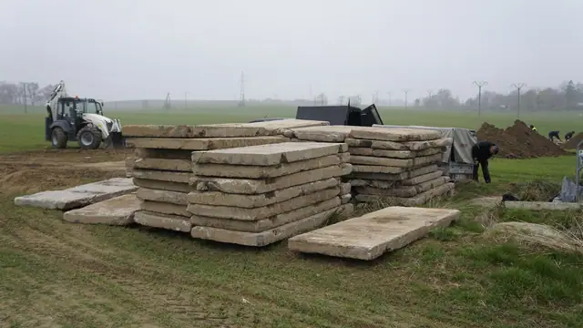 Sterta prefabrykowanych płyt betonowych przygotowanych do budowy drogi technicznej