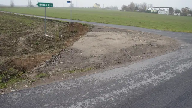 Wyjazd gruntowej drogi technicznej na asfaltową drogę wojewódzką koło Tymienia