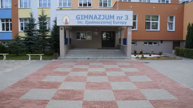 Schody i wejście główne do Gimnazjum nr 3 z placem wyłożonym kostką w szachownicę