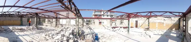 Stalowy szkielet dachu rozbieranej hali na tle osiedla Bursztynowego w Kołobrzegu