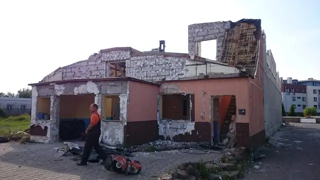 Częściowo rozebrany budynek biurowy z zawalonym fragmentem dachu