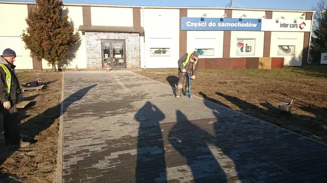 Gotowy chodnik z kostki betonowej prowadzący do wejścia sklepu Inter Cars w Kołobrzegu