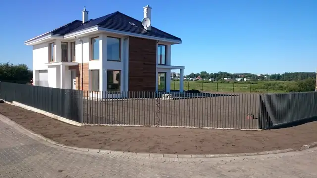 Gotowy dom jednorodzinny z podjazdem z kostki brukowej i wygrabionym trawnikiem