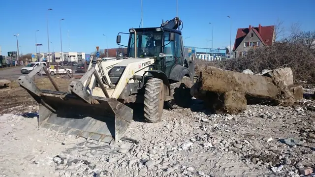 Koparko-ładowarka Terex porządkuje teren po rozbiórce i przesuwa pozostałe bloki betonowe