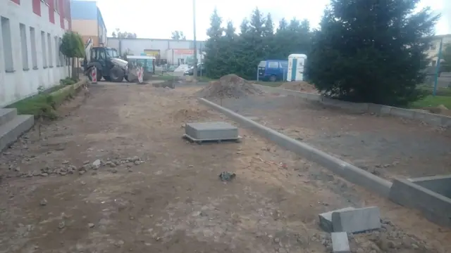 Wykop pod chodnik z ułożonymi krawężnikami betonowymi na ulicy Sienkiewicza w Kołobrzegu