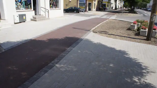 Ścieżka rowerowa i chodnik na skrzyżowaniu z przejściem dla pieszych w centrum Koszalina