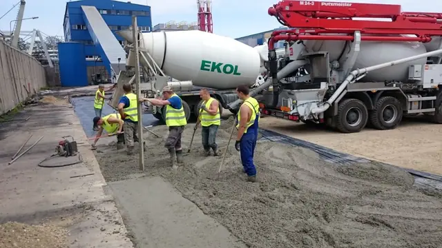 Ekipa przy betoniarce EKOL wylewa i rozprowadza beton na placu MEC Kołobrzeg