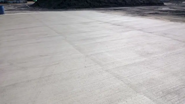 Nawierzchnia betonowa placu z widocznym podziałem na pola dylatacyjne
