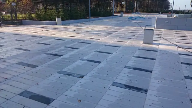 Kamienna nawierzchnia w promienistym wzorze przy schodach na promenadzie przy molo w Kołobrzegu o zmierzchu