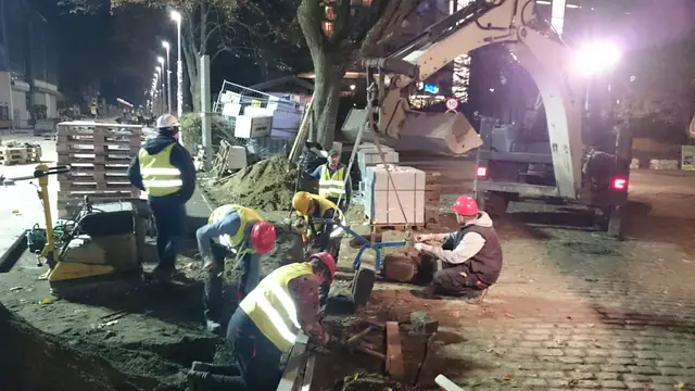Ukończony plac przy molo w Kołobrzegu z białym słupkiem ochronnym w polu widzenia