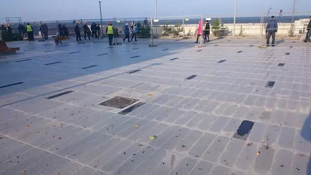 Ukończony plac przy molo w Kołobrzegu z widokiem na pirs i latarnie uliczne