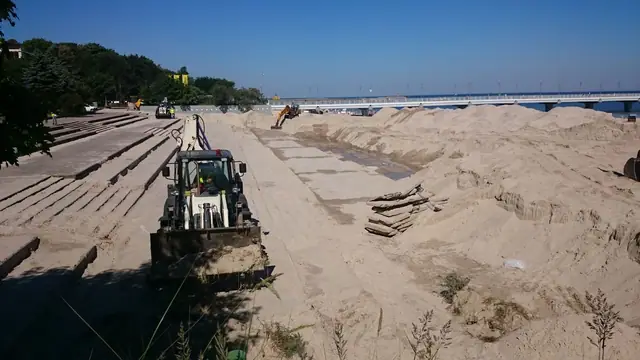 Betonowe prefabrykaty ułożone na piasku jako podbudowa nowej nawierzchni przy molo w Kołobrzegu