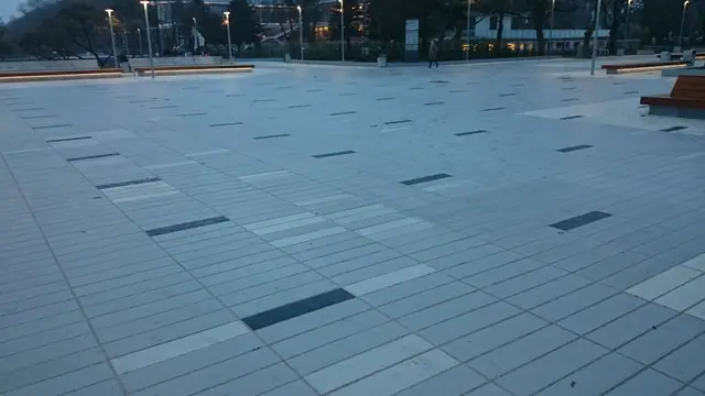 Szeroki wieczorny widok ukończonego placu przy molo w Kołobrzegu w panoramicznym ujęciu