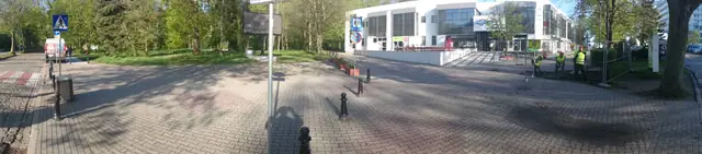 Szeroki plac z kostki brukowej i latarnią przed rozpoczęciem remontu terenu przy molo w Kołobrzegu