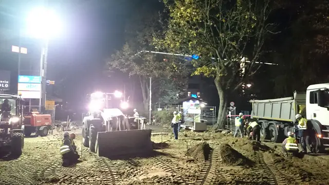 Ukończony plac przy molo w Kołobrzegu w szerokim ujęciu z długim cieniem fotografującego