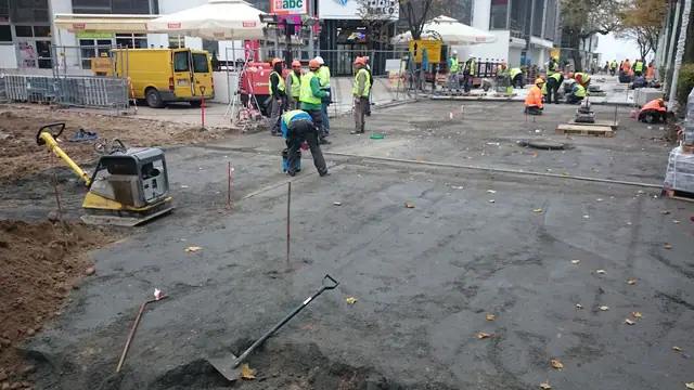 Ukończony plac przy molo w Kołobrzegu z długim cieniem fotografującego widziany o zmierzchu