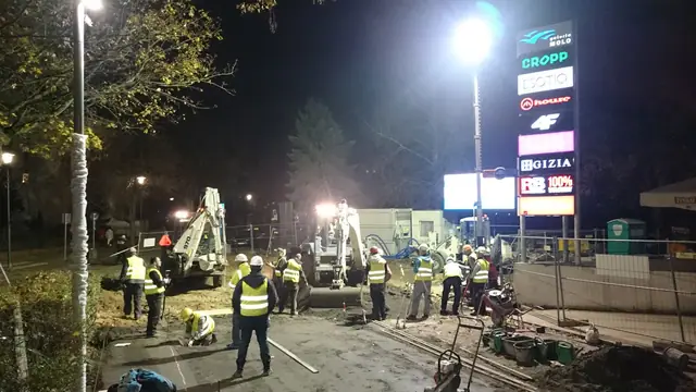 Ukończony plac przy molo w Kołobrzegu o zmierzchu z widocznymi w tle spacerowiczami przy ogrodzeniu