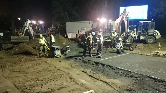 Wzór jasnych i ciemnych płyt na ukończonym placu przy molo w Kołobrzegu widziany o zmierzchu
