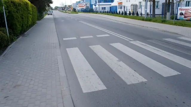 Chodnik z kostki brukowej obok wymalowanego przejścia dla pieszych na gotowej jezdni