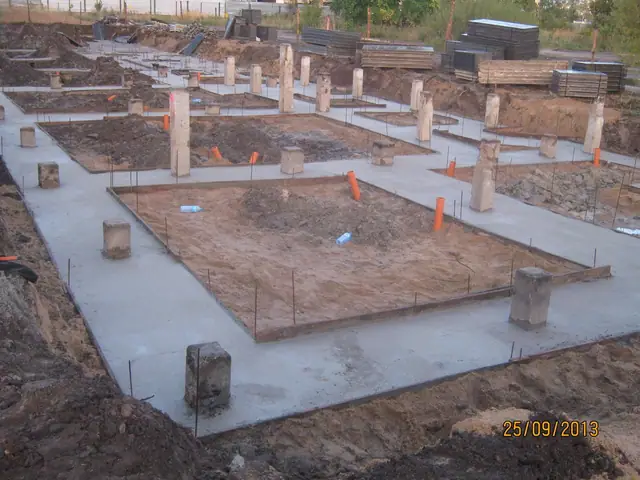 Zbrojona płyta fundamentowa z wypuszczonymi słupami na kolejnym etapie budowy bloku w Kołobrzegu