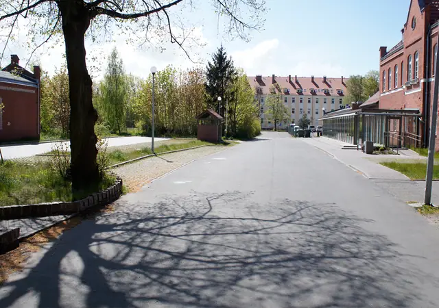 Droga wewnętrzna między ceglanymi budynkami Morskiego Ośrodka Szkoleniowego w Kołobrzegu