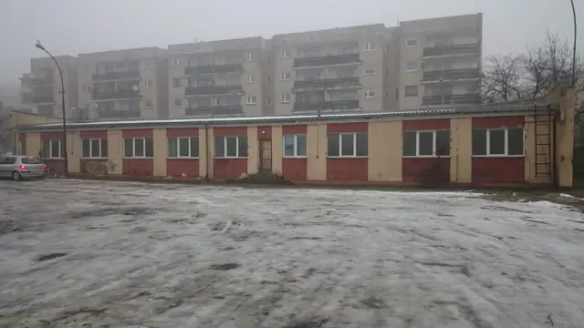 Oczyszczony rozległy plac po usuniętych budynkach bazy PKS na tle bloków mieszkalnych