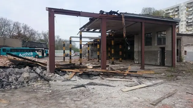 Stalowa konstrukcja szkieletowa pozostała po wyburzeniu ścian i dachu, obok sterta gruzu