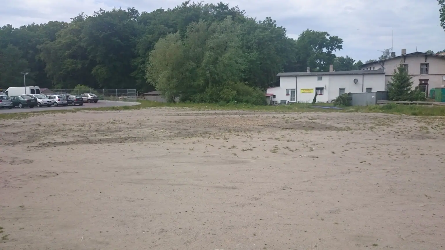 Wyrównany piaszczysty plac pod przyszły parking przy markecie w Mielnie