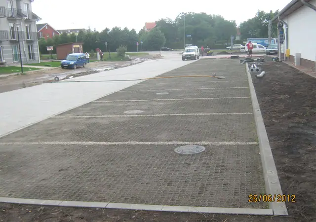 Czarna geokrata trawnikowa układana jako podbudowa parkingu przed marketem