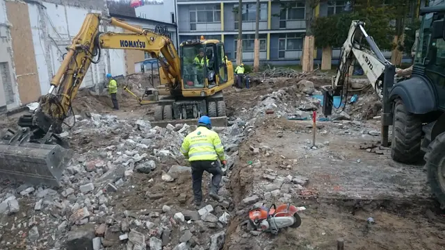Dwie koparki pracują przy gruzie w pobliżu basenu podczas rozbiórki w Centrum Verano w Kołobrzegu