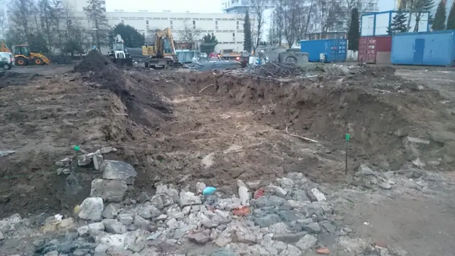 Stos gruzu betonowego zalegający w wykopie na terenie po rozbiórce w Centrum Verano w Kołobrzegu