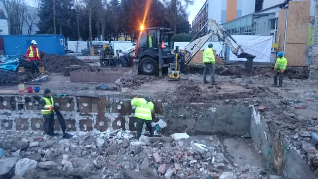 Koparki i robotnicy pracują przy wykopie fundamentowym w miejscu rozebranego budynku Centrum Verano