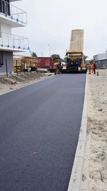 Gruszka betonowa dostarcza mieszankę przy świeżo wylanym fragmencie nawierzchni ścieżki