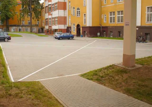 Parking i plac utwardzony kostką brukową przy zabytkowym budynku Szpitala Wojewódzkiego w Koszalinie