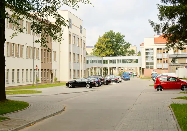 Wewnętrzna droga z miejscami parkingowymi przy nowym budynku Szpitala Wojewódzkiego w Koszalinie