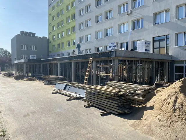 Konstrukcja stalowa i materiały budowlane przygotowane przed elewacją szpitala