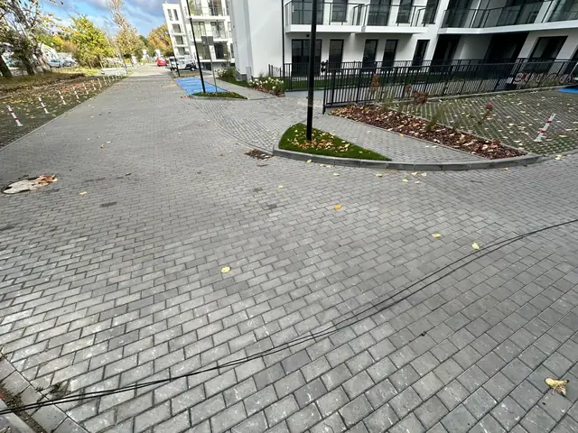Rondo z kostki brukowej pomiędzy budynkami mieszkalnymi osiedla przy ulicy Kolumba