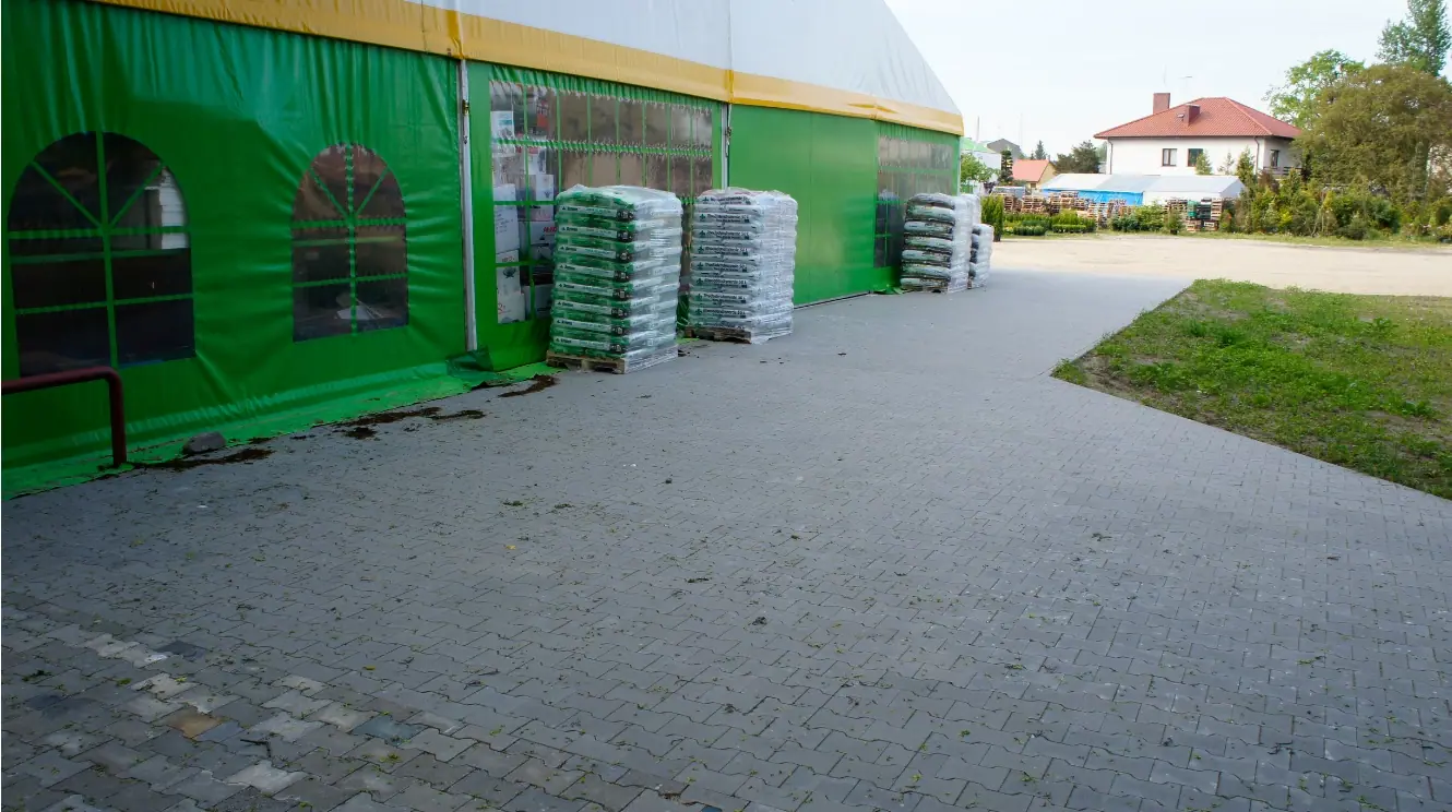 Nawierzchnia z sześciokątnej kostki ażurowej prowadząca do hali sprzedażowej Centrum Ogrodniczego Żulicki