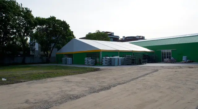 Rozległy plac żwirowy przygotowany przed nowo budowaną halą sprzedażową Centrum Ogrodniczego Żulicki