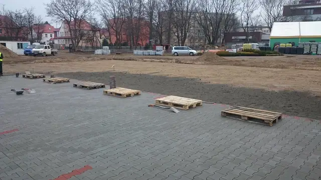 Świeżo ułożona kostka betonowa na rozległym placu parkingowym Centrum Ogrodniczego Żulicki